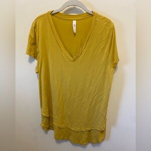 Latched Mama mustard yellow v-neck boyfriend nursing tee size XL